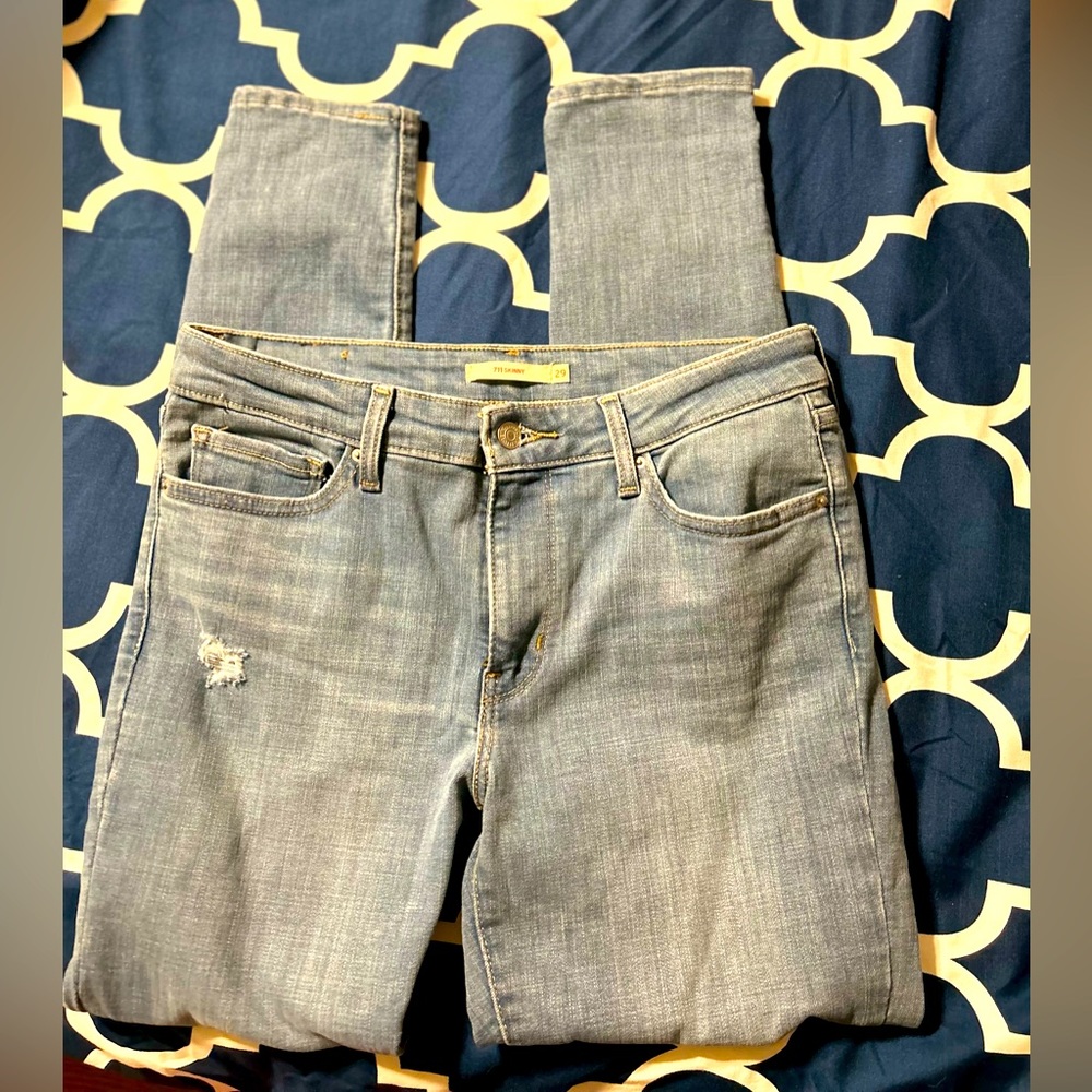 EUc Levi’s 711 Distressed Skinny’s 29